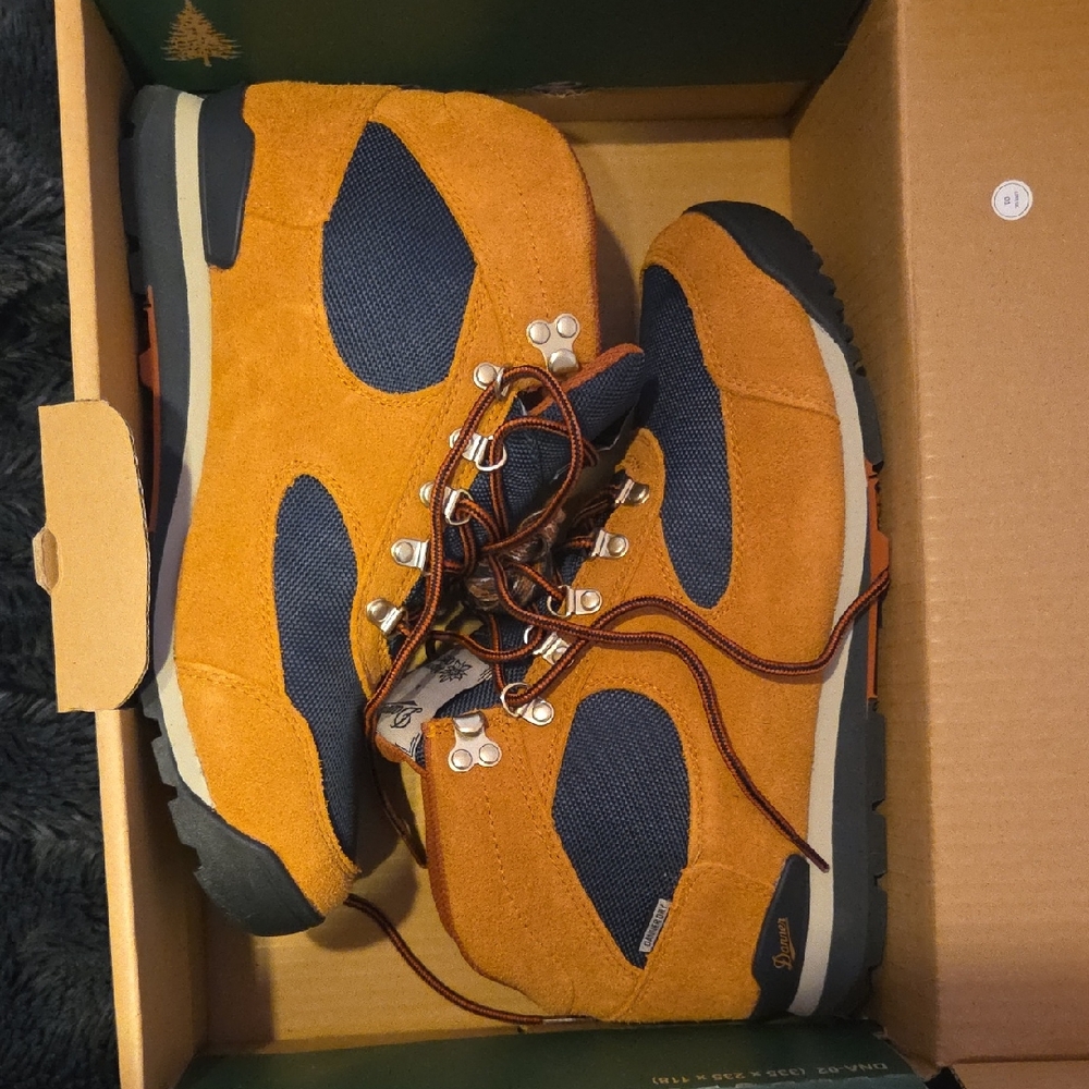 DANNER HIKING BOOTS NEVER WORN